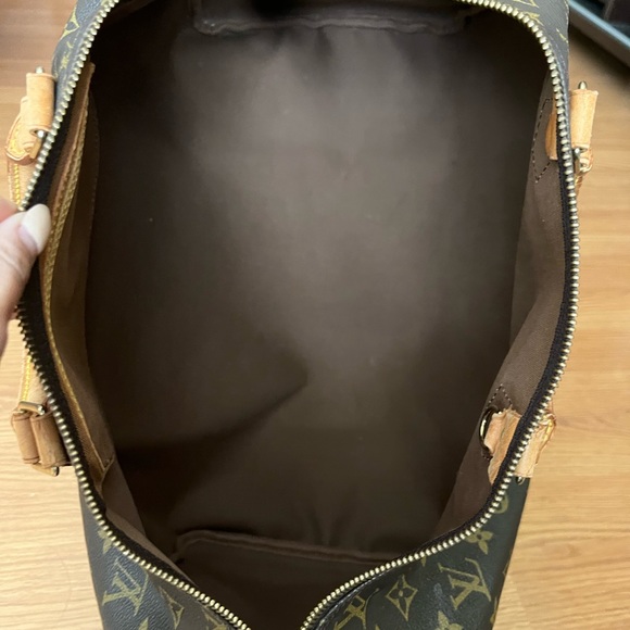 Authentic Louis Vuitton Speedy 40 in Monogram with generic twilly - Picture 16 of 17